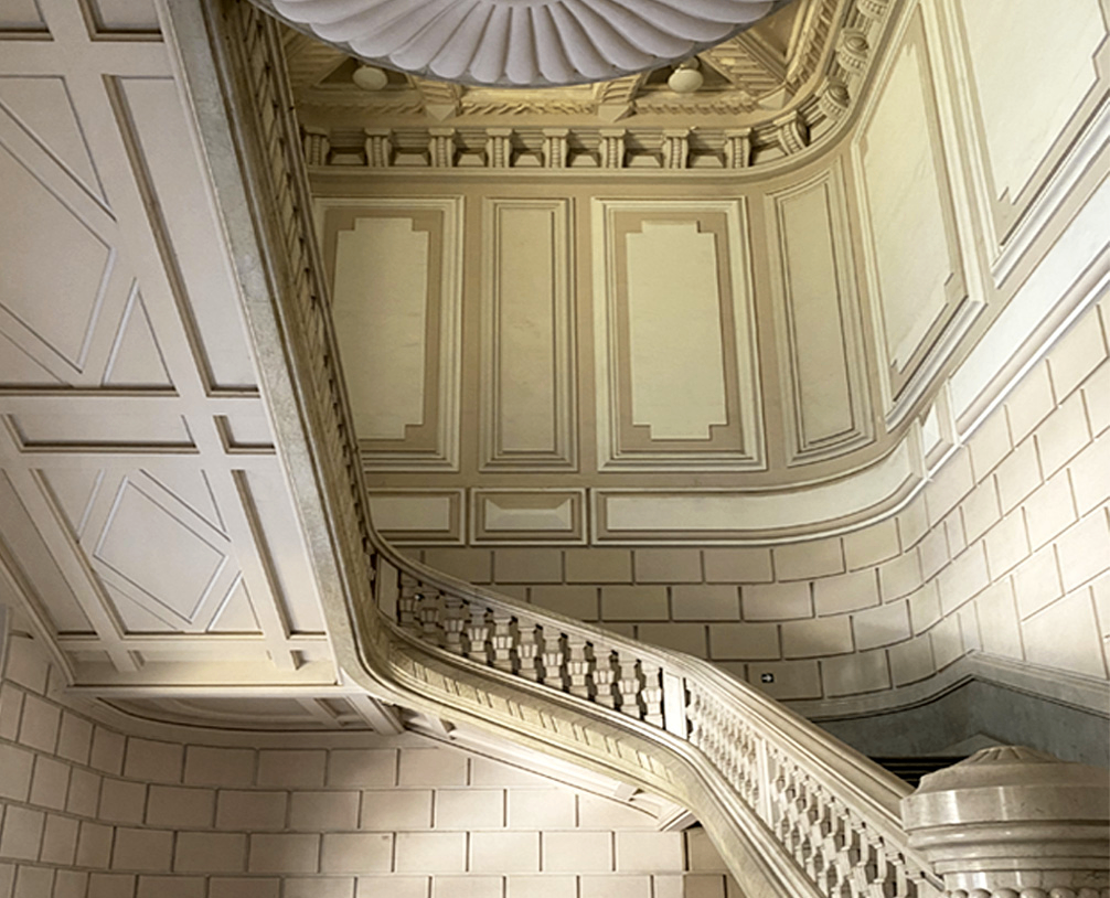 Lo scalone neoclassico interno del Palazzo ex Poligrafico dello Stato